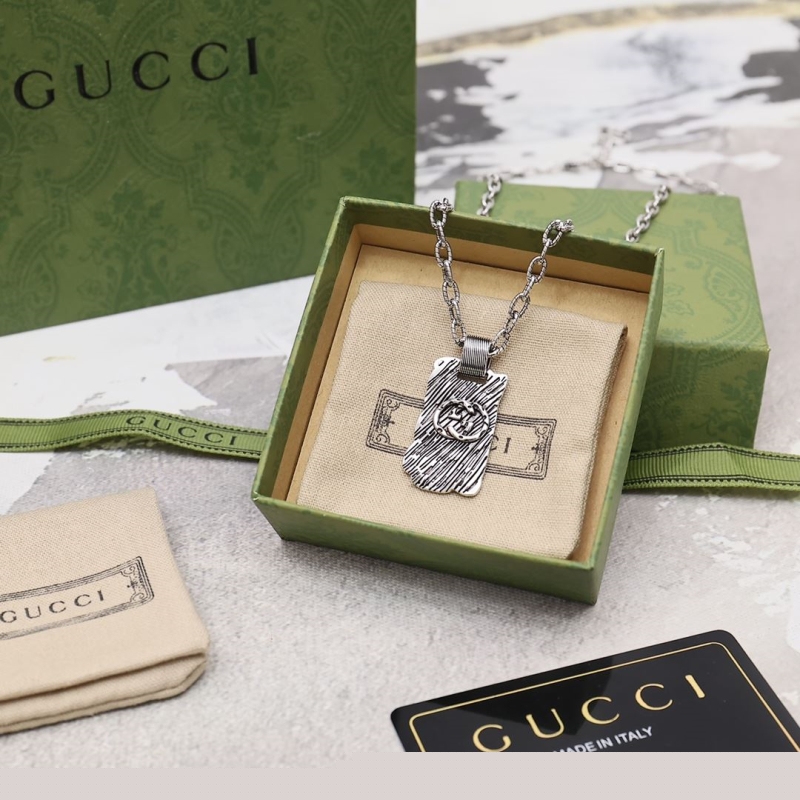 G*u*i necklaces
